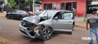 Condutora fica ferida após colidir veículo contra uma arvore na Av. Javier Koelbel
