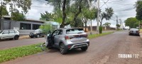 Condutora fica ferida após colidir veículo contra uma arvore na Av. Javier Koelbel