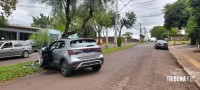 Condutora fica ferida após colidir veículo contra uma arvore na Av. Javier Koelbel