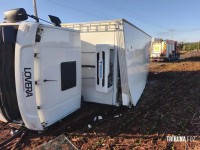 Caminhão carregado com frios tomba e deixa homem em rodovia municipal em Marechal Cândido Rondon