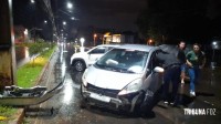 Condutora é socorrida pelo Siate após colidir o veículo que conduzia contra um poste na Av. Felipe Wandscheer