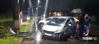 Condutora é socorrida pelo Siate após colidir o veículo que conduzia contra um poste na Av. Felipe Wandscheer