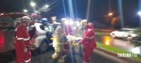 Condutora é socorrida pelo Siate após colidir o veículo que conduzia contra um poste na Av. Felipe Wandscheer