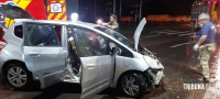 Condutora é socorrida pelo Siate após colidir o veículo que conduzia contra um poste na Av. Felipe Wandscheer