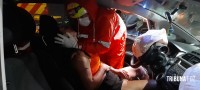 Condutora é socorrida pelo Siate após colidir o veículo que conduzia contra um poste na Av. Felipe Wandscheer
