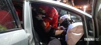Condutora é socorrida pelo Siate após colidir o veículo que conduzia contra um poste na Av. Felipe Wandscheer
