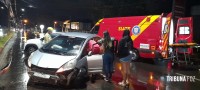 Condutora é socorrida pelo Siate após colidir o veículo que conduzia contra um poste na Av. Felipe Wandscheer