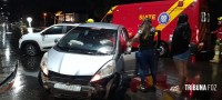 Condutora é socorrida pelo Siate após colidir o veículo que conduzia contra um poste na Av. Felipe Wandscheer