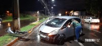 Condutora é socorrida pelo Siate após colidir o veículo que conduzia contra um poste na Av. Felipe Wandscheer