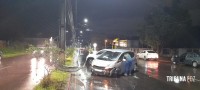 Condutora é socorrida pelo Siate após colidir o veículo que conduzia contra um poste na Av. Felipe Wandscheer