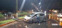 Condutora é socorrida pelo Siate após colidir o veículo que conduzia contra um poste na Av. Felipe Wandscheer