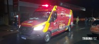 Condutora é socorrida pelo Siate após colidir o veículo que conduzia contra um poste na Av. Felipe Wandscheer