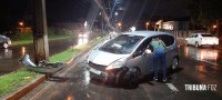 Condutora é socorrida pelo Siate após colidir o veículo que conduzia contra um poste na Av. Felipe Wandscheer