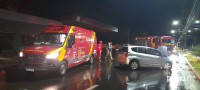 Condutora é socorrida pelo Siate após colidir o veículo que conduzia contra um poste na Av. Felipe Wandscheer
