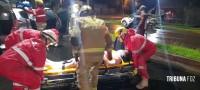 Condutora é socorrida pelo Siate após colidir o veículo que conduzia contra um poste na Av. Felipe Wandscheer