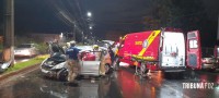 Condutora é socorrida pelo Siate após colidir o veículo que conduzia contra um poste na Av. Felipe Wandscheer