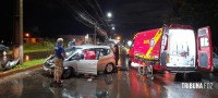 Condutora é socorrida pelo Siate após colidir o veículo que conduzia contra um poste na Av. Felipe Wandscheer