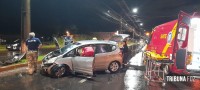 Condutora é socorrida pelo Siate após colidir o veículo que conduzia contra um poste na Av. Felipe Wandscheer