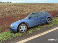 Golf sai da pista e cai em valeta próximo à ponte do Rio Guaçu, na PR-491 entre Nova Santa Rosa e Marechal Cândido Rondon