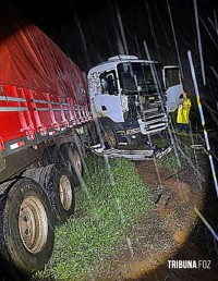 Pista molhada causa derrapagem de caminhão Scania em Yguazú no Paraguai