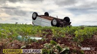 Veículo sai da pista, bate contra árvore e capota na PR-488 em Santa Helena