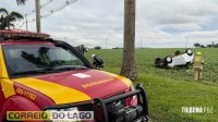 Veículo sai da pista, bate contra árvore e capota na PR-488 em Santa Helena