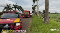 Veículo sai da pista, bate contra árvore e capota na PR-488 em Santa Helena