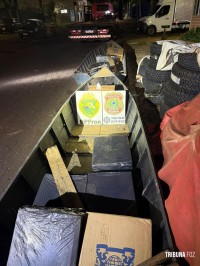 Policia Federal e PM apreendem duas embarcações carregadas com cigarros e pneu de caminhão no Rio Paraná