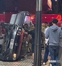 Veículo tomba após colisão defronte ao quartel do Corpo de Bombeiros em Foz do Iguaçu