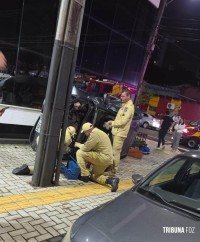 Veículo tomba após colisão defronte ao quartel do Corpo de Bombeiros em Foz do Iguaçu
