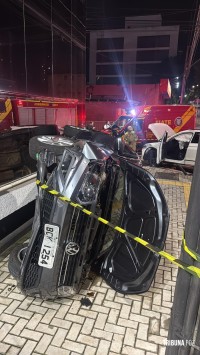Veículo tomba após colisão defronte ao quartel do Corpo de Bombeiros em Foz do Iguaçu