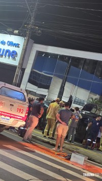 Veículo tomba após colisão defronte ao quartel do Corpo de Bombeiros em Foz do Iguaçu