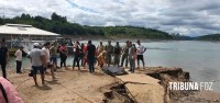 Policia paraguaia resgata corpo que "boaiava" no Rio Paraná Policia paraguaia resgata corpo que "boaiava" no Rio Paraná