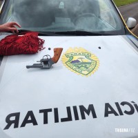 PM prende mulher com revolver 32 em Santa Terezinha de Itaipu PM prende mulher com revolver 32 em Santa Terezinha de Itaipu