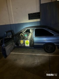 PF e BPFRON apreendem carro com contrabando de pneus em Foz do Iguaçu PF e BPFRON apreendem carro com contrabando de pneus em Foz do Iguaçu