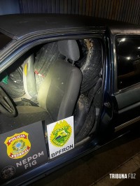 PF e BPFRON apreendem carro com contrabando de pneus em Foz do Iguaçu PF e BPFRON apreendem carro com contrabando de pneus em Foz do Iguaçu