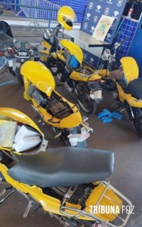 Cinco motocicletas são apreendidas com fundos falsos na Ponte da Amizade Cinco motocicletas são apreendidas com fundos falsos na Ponte da Amizade