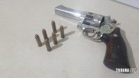 PM prende duas pessoas com revolver 357 no Jardim Panorama PM prende duas pessoas com revolver 357 no Jardim Panorama