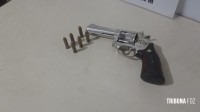 PM prende duas pessoas com revolver 357 no Jardim Panorama PM prende duas pessoas com revolver 357 no Jardim Panorama