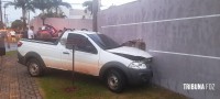 Após colisão veículos colidem contra poste e muro na Vila Yolanda Após colisão veículos colidem contra poste e muro na Vila Yolanda