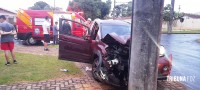 Após colisão veículos colidem contra poste e muro na Vila Yolanda Após colisão veículos colidem contra poste e muro na Vila Yolanda