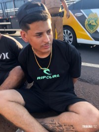 Policia Militar prende duas pessoas com veículo furtado Policia Militar prende duas pessoas com veículo furtado