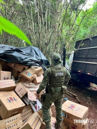 BPFRON apreende caminhão carregado com contrabando de cigarros em Nova Santa Rosa BPFRON apreende caminhão carregado com contrabando de cigarros em Nova Santa Rosa