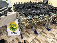 Policia Militar apreende 161 armas de fogos em fundo falso de caminhão Policia Militar apreende 161 armas de fogos em fundo falso de caminhão