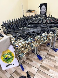 Policia Militar apreende 161 armas de fogos em fundo falso de caminhão Policia Militar apreende 161 armas de fogos em fundo falso de caminhão
