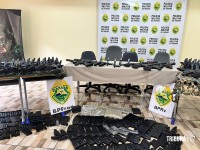 Policia Militar apreende 161 armas de fogos em fundo falso de caminhão Policia Militar apreende 161 armas de fogos em fundo falso de caminhão