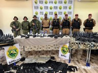 Policia Militar apreende 161 armas de fogos em fundo falso de caminhão Policia Militar apreende 161 armas de fogos em fundo falso de caminhão