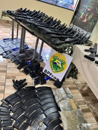 Policia Militar apreende 161 armas de fogos em fundo falso de caminhão Policia Militar apreende 161 armas de fogos em fundo falso de caminhão
