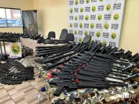 Policia Militar apreende 161 armas de fogos em fundo falso de caminhão Policia Militar apreende 161 armas de fogos em fundo falso de caminhão
