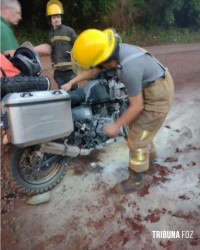 Turista americano sofre principio de incêndio em sua moto em Puerto Iguazú Turista americano sofre principio de incêndio em sua moto em Puerto Iguazú